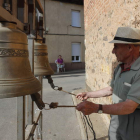 Medio centenar de campaneros de Castilla y León, Asturias, Cantabria, País Vasco, Madrid, Cataluña y Valencia se dieron cita ayer en la localidad. JESÚS F. SALVADORES