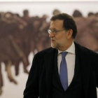 Mariano Rajoy, presidente del Gobierno en funciones junto al cuadro de Juan Genovés, presentado el jueves, después de recoger las credenciales de diputado hoy, en el Congreso de los Diputados.