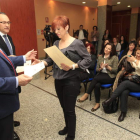 Guillermo García y Alfonso Arias entregaron ayer los diplomas del taller de empleo.