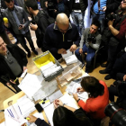 Un cartero entrega el voto por correo en un colegio electoral, el pasado 20 de diciembre.