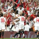 Los sevillistas celebran el gol del triunfo con su afición