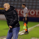 Claudio Barragán se enfada con algún detalle puntual de su equipo durante un lance del juego frente al Real Murcia en El Toralín.
