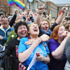 Varias personas celebran el triunfo del ‘sí’ junto al castillo de Dublín.