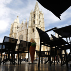 Imagen de la Catedral de León desde a terraza de un bar. FERNANDO OTERO