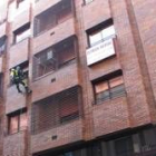 Uno de los bomberos sofocó un conato de incendio en Juan de Lama descolgándose por la fachada