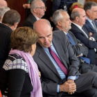 Magdalena Álvarez conversa con Manuel Chaves, y junto a éste, José Antonio Griñán. JULIO MUÑOZ