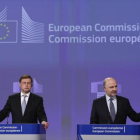 El comisario Moscovici (derecha), y el vicepresidente Dombrovskis, en la rueda de prensa en la que justificaron la cancelación de la multa a España.