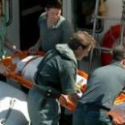 La Guardia Civil traslada el cuerpo del marinero rescatado al puerto de Corme