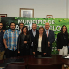 Foto de familia de participantes en el programa de empleo y autoridades en Carracedelo. ANA F. BARREDO