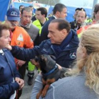 Berlusconi charla con una mujer víctima del terremoto, en el campo de evacuados de Monticchi