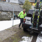 Sobre estas líneas, Sánchez Bardón con los esquís de travesía con los que se desplaza cuando hay nieve en el pueblo. En las otras imágenes, en otros momentos de su día a día en Montrondo