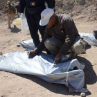 Un forense del ministerio iraquí de Sanidad escribe un número en la bolsa donde se ha colocado uno de los cadáveres localizados en fosas comunes en Tikrit.