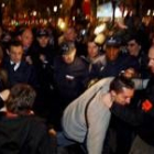 Nicolas Sarcozy, en la noche del sábado, a su llegada a la estación de Etoile, en París
