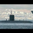 El submarino de propulsión nuclear británico <span class="i">HMS Tireless </span> abandona  el puerto de Gibraltar, ha sido una visita breve y polémica, cinco días en aguas del Peñón.
