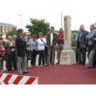 Jesús Esteban, con micrófono, al abrir la nueva rotonda.