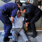 Un hombre llora en la entrada de un banco griego en Atenas.