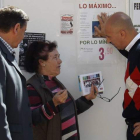 El candidato socialista a la Alcaldía conversa con ciudadanos durante la jornada de ayer.