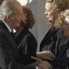 El rey Juan Carlos saluda a Ángeles Pedraza, este martes, 11 de marzo, décimo aniversario de los atentados de Madrid. EFE / SERGIO BARRENECHEA