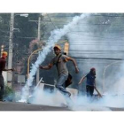 Seguidores de Gabriel Zeleya se enfrentan a la policía en Tegucigalpa.