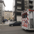Emergencias en la calle donde cayeron las niñas en Oviedo. ELOY ALONSO