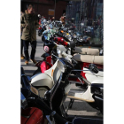 Vespas aparcadas en las proximidades de Espacio León.