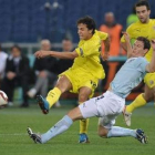 El brasileño del Villarreal Nilmar disputa el balón.