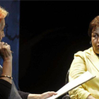 La abogada iraní Shirin Ebadi, Nobel de la Paz 2003 , conversa con la periodista Rosa María Calaf, durante el "Encuentro Mujeres que transforman el mundo", hoy en Segovia.