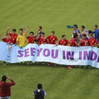 Los jugadores de la selección española sub-17 celebran la clasificación pata el Mundial tras meterse en semifinales del Europeo.