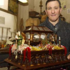 Jesús Ángel Fernández, mostrando su última obra en su taller del barrio de San Mamés.