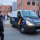 La policía conduce a los futbolistas a la prisión de Burgos. F. CORTÉS