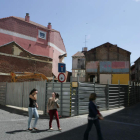 Al fondo, casa de la calle Hospicio que ha sido derribada en el casco antiguo de León.