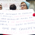 Familiares de usuarios de los centros de Asprona de León se concentran frente a la Gerencia de Servicios Sociales para denunciar irregularidades en el funcionamiento de los mismos. CARLOS S. CAMPILLO