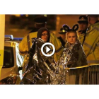 Dos chicas son atendidas por los servicios de emergencia a las afueras del Manchester Arena.