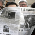 Una mujer leyendo el periódico italiano Il Manifesto.