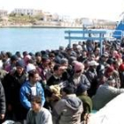 Más de cien inmigrantes ilegales, a su llegada el domingo a la isla italiana de Lampedusa