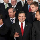 Sarkozy, Barroso y Zapatero posan para la foto de familia de la cumbre.