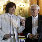 Camilo Sesto y el padre Ángel, este lunes, en la iglesia de San Antón de Madrid para presentar el sencillo 'Padre nuestro'.