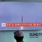 Un surcoreano mira un reportaje de televisión sobre el lanzamiento de un misil por parte de Corea del Norte.
