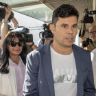 Javier Sánchez-Santos y su madre, antes de entrar en el juzgado el pasado jueves.