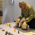 Uno de los maestros chocolateros hace una demostración en directo en el Museo del Chocolate.