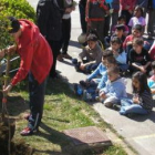 Los niños del colegio Gumersindo Azcárate plantaron un árbol en el patio del centro