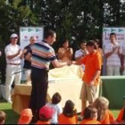 Carlos Cueto, gerente del Campo de Golf entregando un regalo a un participante