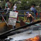 Manifestantes obstruyen una vía con una barricada en llamas, en Barquisimeto (Venezuela), el 26 de julio.