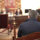 Imagen de marzo pasado con el alcalde de Cabañas compareciendo en el juicio de la Audiencia. RAMIRO