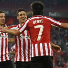 Beñat celebra con Aduriz y Muniain su gol al Rapid Viena. TOÑA