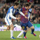 Messi conduce el balón ante la defensa de Bergara y Pardo.