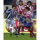 Kovacevic se lleva la pelota en presencia de una nutrida representación de la zaga atlética