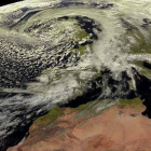 Imagen tomada por el satélite Meteosat que anuncia para mañana, domingo, vientos fuertes en toda la península y Baleares, sobre todo en el litoral gallego, y lluvias localmente fuertes en todo el cuadrante suroccidental y en Galicia.