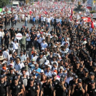 Kemal Kilicdaroglu, en el centro de la imagen, custodiado por la policía, camina el último kilómetro de la marcha con un letrero con la palabra "Justicia" escrita en turco.