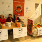 Voluntarios del Banco de Alimentos del Sil, ayer en el Centro Comercial El Rosal.